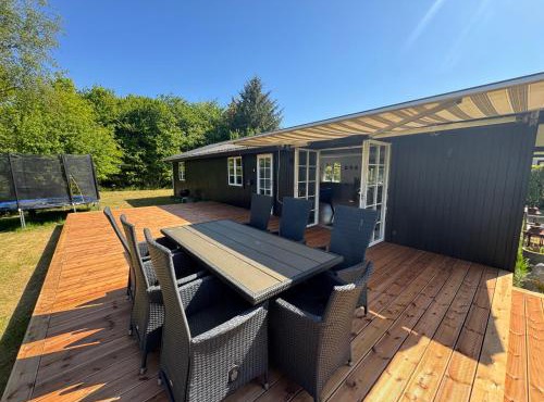 Renoveret sommerhus nær fjord - Stor terrasse, have & plads til 7 gæster