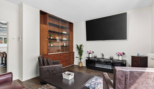 Renovo Escape: Game Room + Spa Bath + Views