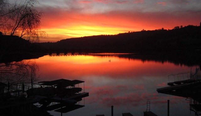 Rent 2, get 3rd night FREE! April to May 20th LAKEFRONT HOME!