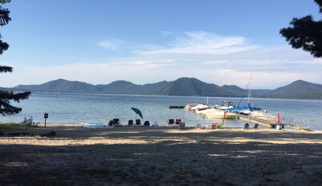 Rent a Local Artist's studio home on Steamboat Bay on Beautiful Priest Lake, ID