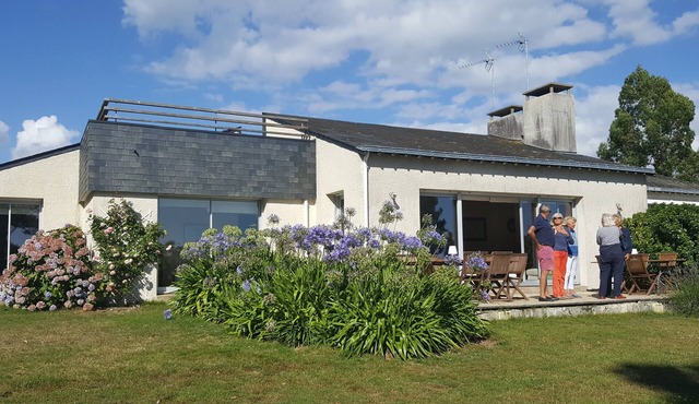 Rent architect villa direct sea Gulf of Morbihan in July