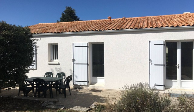 Rent detached house with enclosed garden, near La Rochelle, Ile de Ré