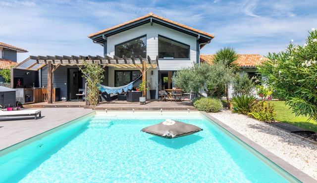 Rent family villa with pool in quiet Capbreton - Sleeps 8