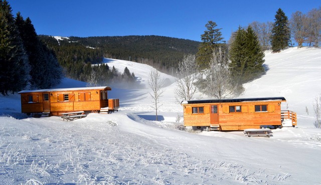Renting a comfortable wooden trailer at the farm on the Vercors
