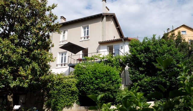 Rent house 4 bedrooms - sleeps 8 + view and swimming pool - 10mn from Lyon