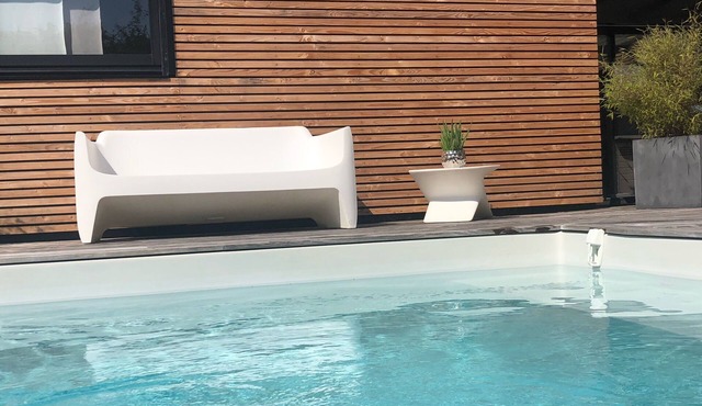 RENT HOUSE WITH SWIMMING POOL ON THE EDGE OF WATER