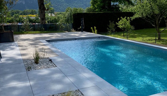 Rent large house 5 bedrooms 8 sleeps Annecy swimming pool