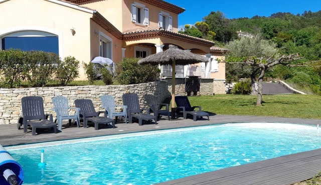 Rent large villa in Drôme provençale