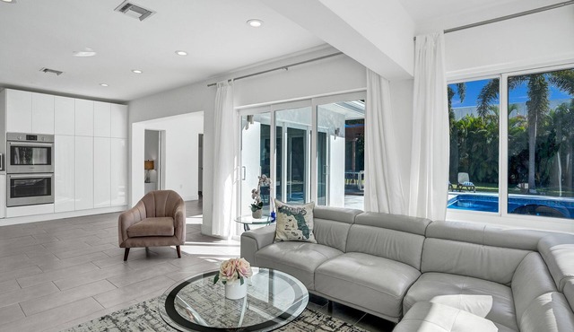 RENT LUXE 5 STAR HEATED POOL + OVERSIZED PRIVATE BEACH SAND VOLLEYBALL COURT!