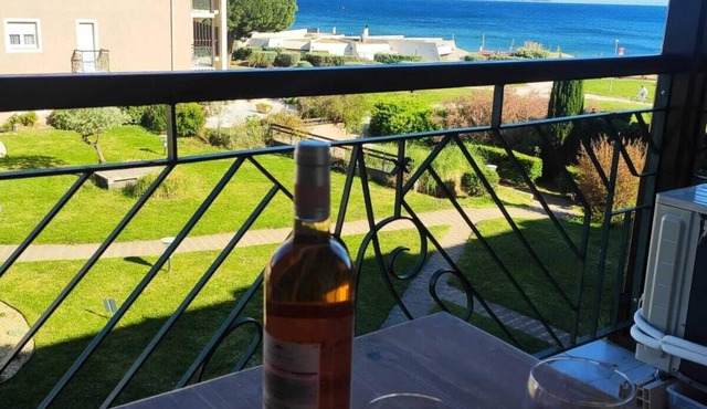 Rent magnificent apartment sea view feet in the water!