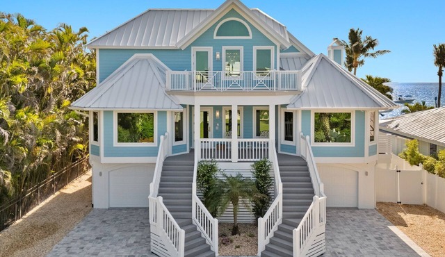 RENT NOW! NEW, WATERFRONT HOME, IN VILLAGE, POOL, HOT TUB, DOCK, PUTTING GREEN!