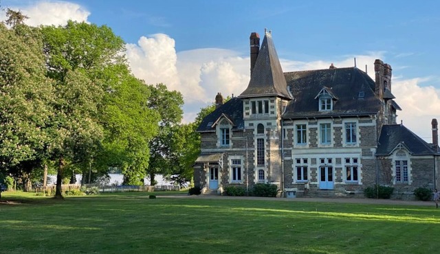 Rent property with swimming pool - bucolic setting - 20 beds