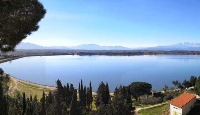 Rent single storey house 800m from the lake of Villeneuve de la Raho, air conditioning, 3 bedrooms.