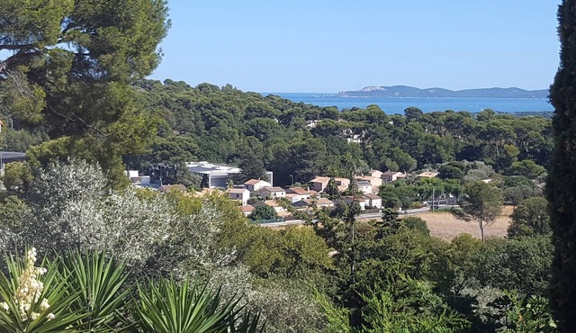 RENT STUDIO FURNITURE HYERES 45M2 ON 3 LEVELS