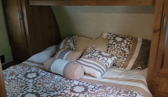 Rent thus wonderful HUGE camper with OUTDOOR KITCHEN!