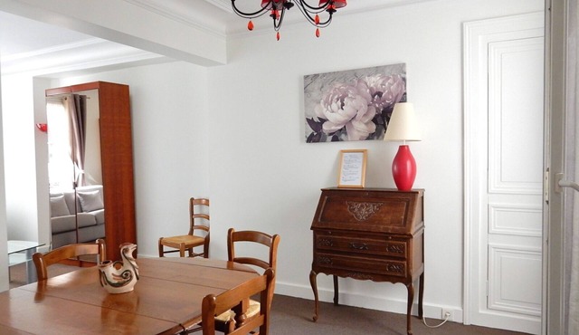 Rental 2 bedroom apartment standing near Eiffel tower .