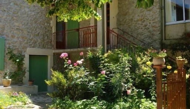 Rental apartment in provencal farmhouse, in the countryside (laurels)