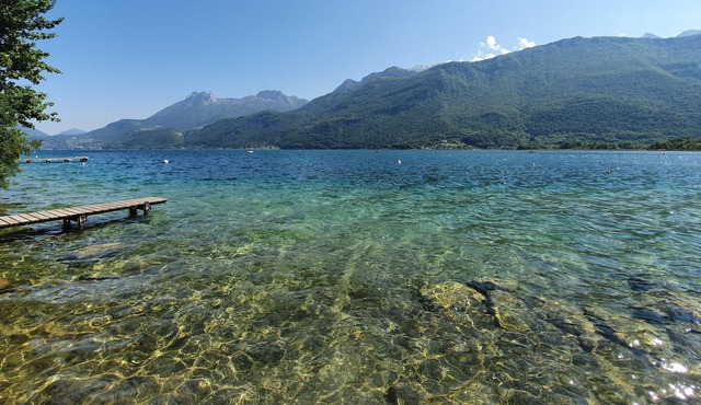 Rental for 12 people on the shores of Lake Annecy, opposite the beach
