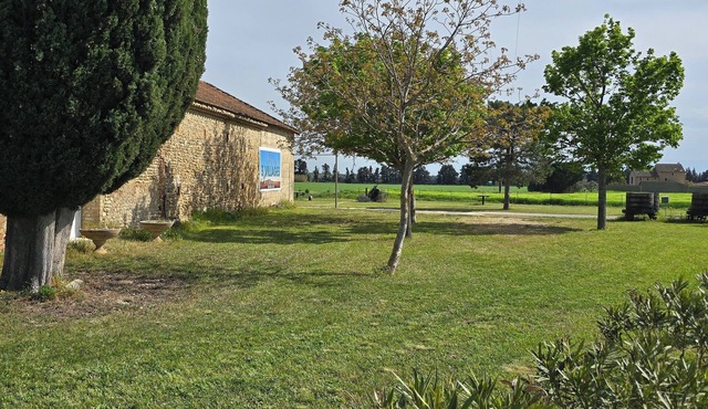 Rental for 9 people with swimming pool, near Orange