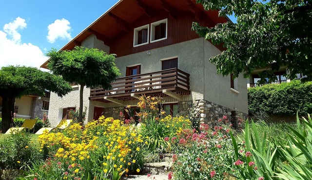 Rental Guillestre ground floor chalet 4 pers, beautiful south-facing view.