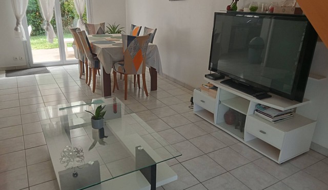 Rental house with private parking and covered terrace close to amenities