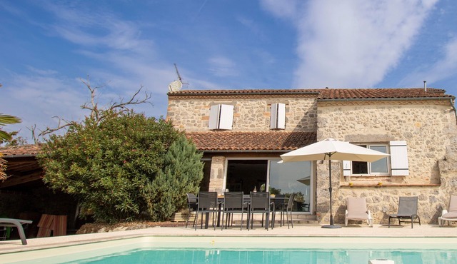 Rental in Nerac en Albret, stone built house, detached, renovated.