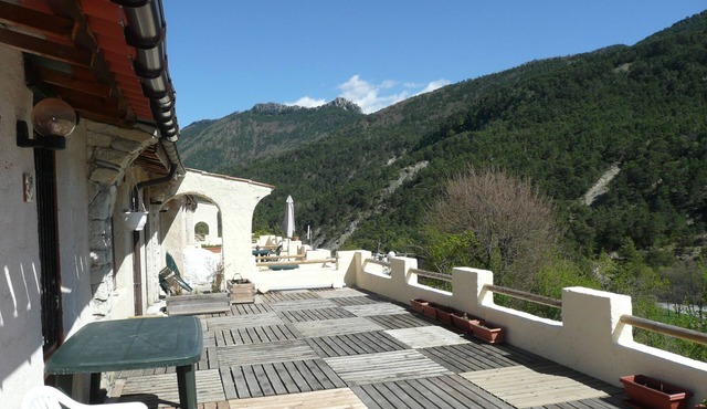 Rental in residence (former sheepfold) with swimming pool and tennis