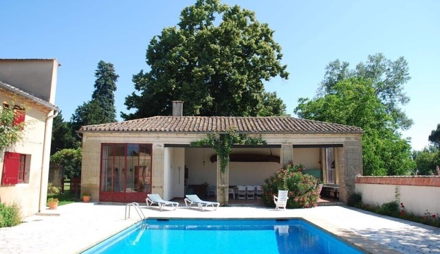 Rental in the wing of a XVIII chartreuse with private pool