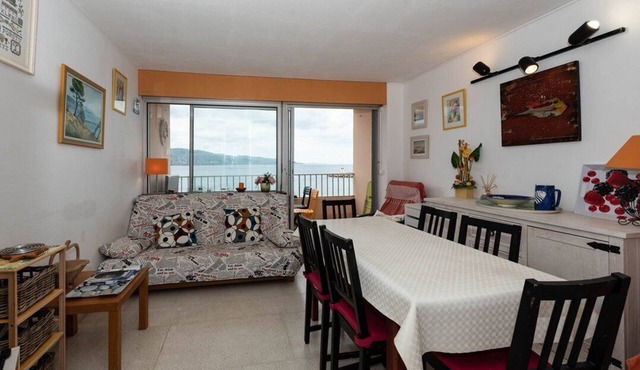 Rental of a 3 rooms apartment, on the beach and very well equipped. Beautiful view on the sea.