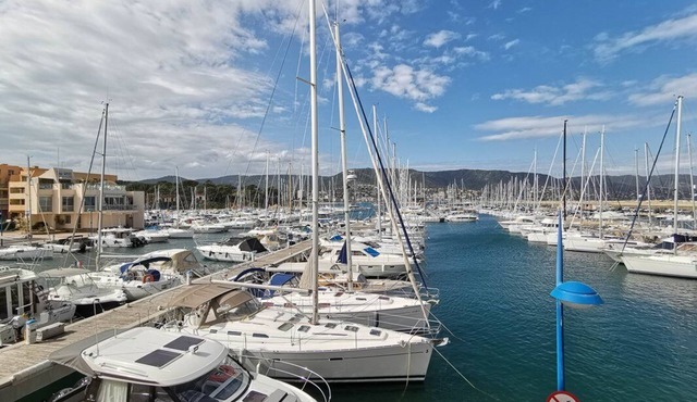 Rental of a 2 rooms apartment, for up to 4 persons, in a residence with a pool, in the La.