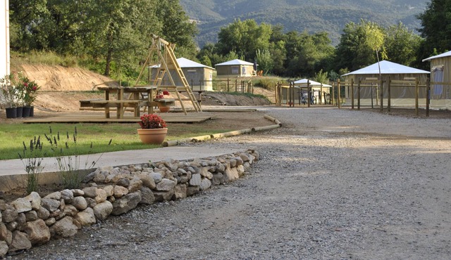 Rental of canvas bungalows on farm campsite