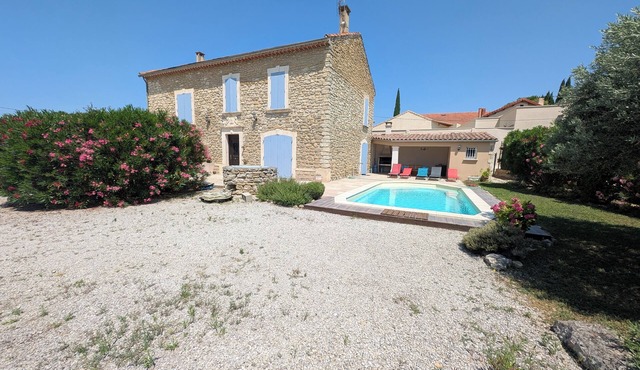 Rental renovated stone house with pool in VACQUEYRAS 6 people