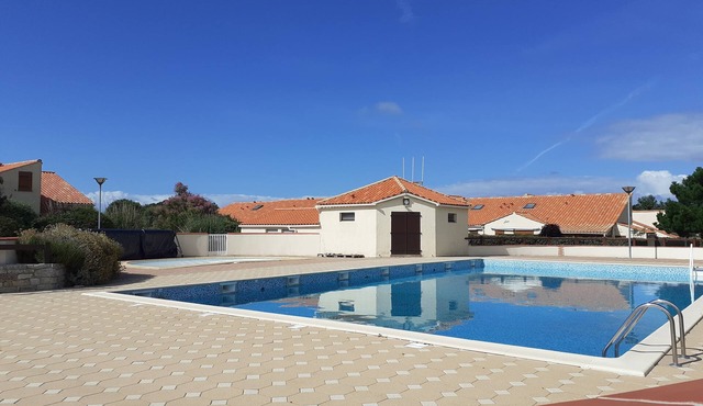 Rental with heated swimming pool 800m from the sea
