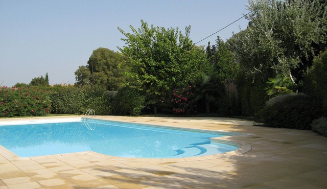 Rental with swimming pool, near Baux de Provence, in the Alpilles natural park