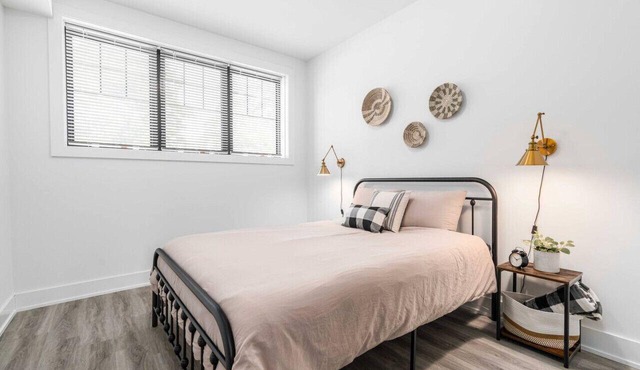 RentX|Rustic Retreat - Downtown/Parking/Wifi/2Bed