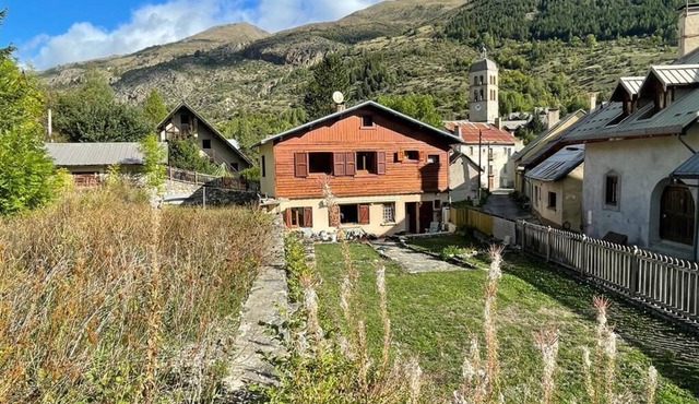 REOPENING AFTER RENOVATION Chalet sleeps 8, large garden. Serre chevalier
