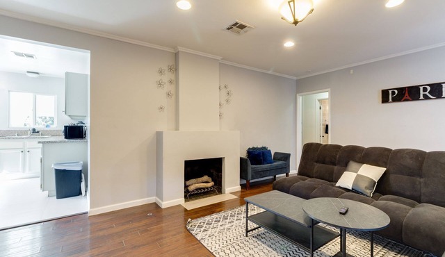 Reseda Large Home