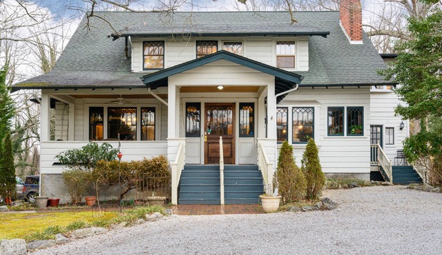 Reserve all of Oakland Cottage B&B 6 BR 6BA, 1.5 miles to downtown Asheville, NC