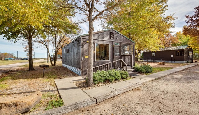 Reservoir & Dock Access: Pet-Friendly Kerens Cabin