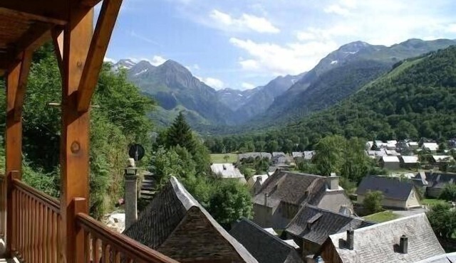 Residence in the louron valley with superb views of the valley floor