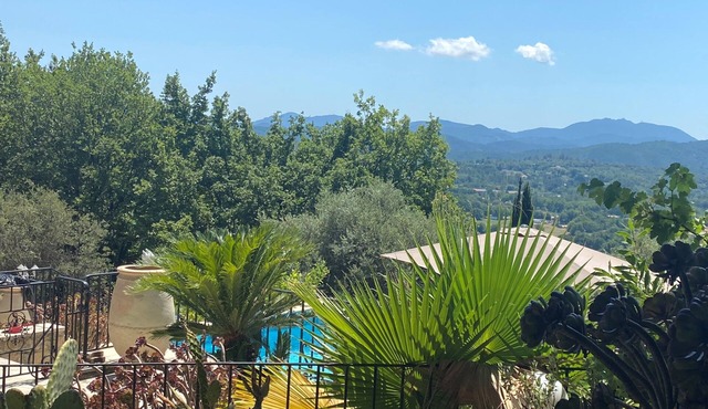 Residence located 25 minutes from Cannes and Fréjus, close to Lac de St Cassien.