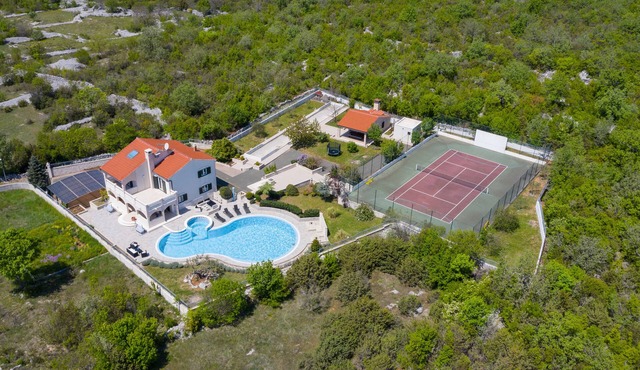 RESIDENCE NADA with 150M2 pool, tennis court & BBQ house