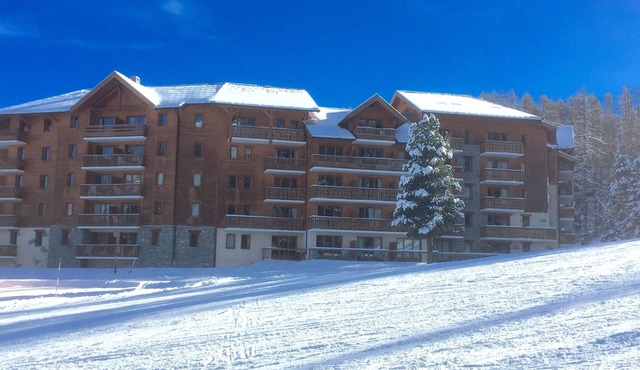 Residence on the slopes with heated outdoor pool