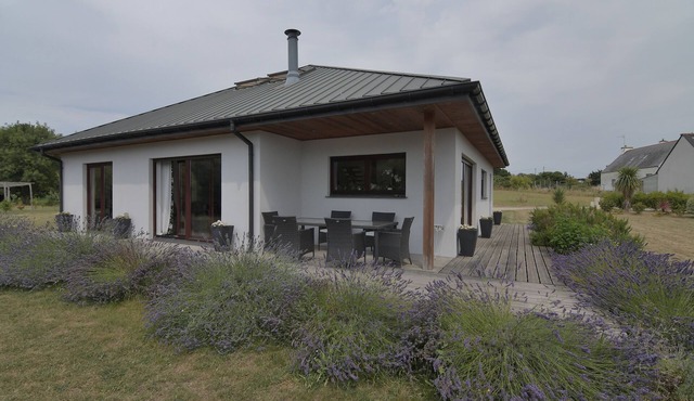 Residence with 8000 m2 private garden 5 minutes from the beach