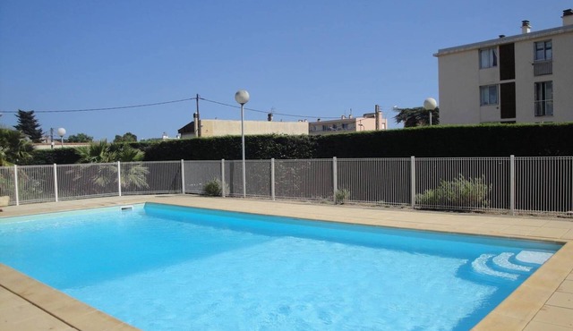 Residence with swimming pool and private parking space!
