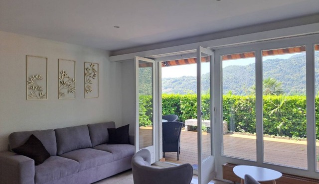 Residence with pool and beach (Morcote Romance)