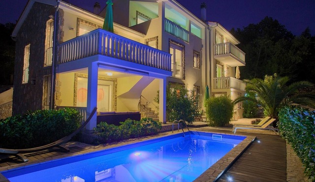 Residencia La Famiglia with heated swimming pool and beautiful Seaview