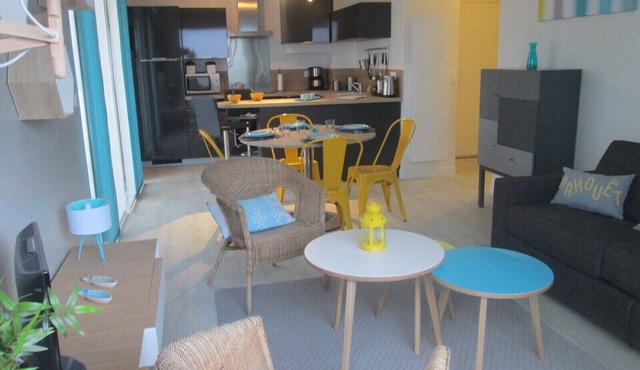 RESIDENTIAL APARTMENT FACING THE SEA