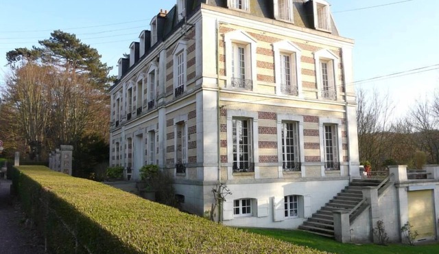 Residential flat in a former Etretat villa, in a big garden with free parking.