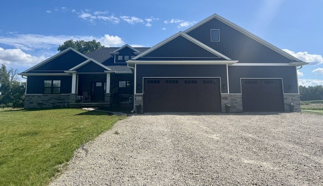 Residential Home 15 miles from EAA for Executive, Business or Family Rental
